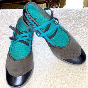 Teva Shoes 8.5M Gray & Teal EC !